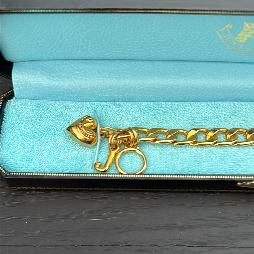 New in box Juicy Couture gold charm bracelet with heart and j charm - Picture 5 of 8